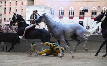 El jockey Stefano Piras se cae de su caballo Uragano Rosso.