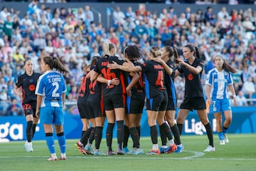 A CORUÑA, 08/09/2024.- Las jugadoras del FC Barcelona celebran su segundo gol durante el encuentro entre Deportivo Abanca y FC Barcelona de la primera jornada de la Liga F, este domingo en el estadio Municipal de Riazor, en A Coruña. EFE/ Kiko Delgado
