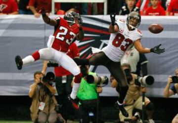 Vincent Jackson de los Tampa Bay Buccaneers salta con Robert Alford de los Atlanta Falcons.