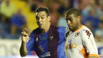 <b>LÍDER GRANOTA. </b>Rubén conduce el balón ante Perrotta.