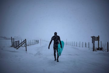La nieve, la baja temperatura del agua... Nada detiene a estos surfistas que una temporada más disfrutan de la islas noruegas de Lofoten, en pleno Círculo Ártico.  