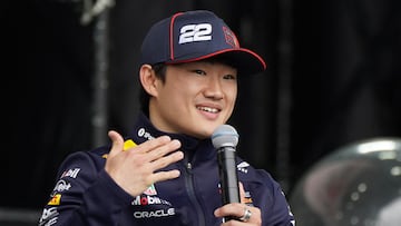 Yuki Tsunoda vestido ya con los colores de Red Bull, en un evento con fans previo al GP de Japón.