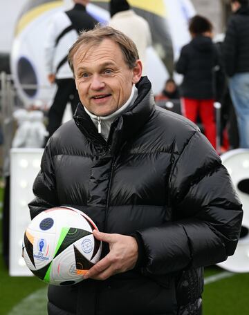 Berlin (Germany), 15/11/2023.- Bjorn Gulden, CEO of Adidas poses with the official match ball of the UEFA Euro 2024 during a special event in Berlin, Germany, 15 November 2023. Germany will host the UEFA Euro 2024 tournament from 14 June to 14 July 2024. (Alemania) EFE/EPA/FILIP SINGER
