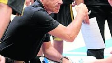 <b>OPTIMISTA. </b>Ettore Messina da instrucciones a los jugadores.