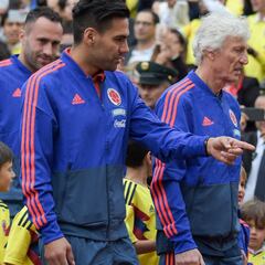 La Selección recibe la bandera que nos representará en Rusia