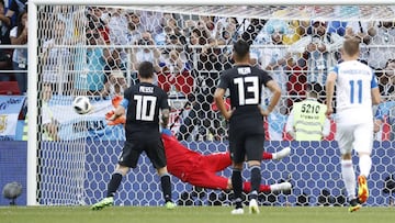 (RESTRICTIONS APPLY: Editorial Use Only, not used in association with any commercial entity - Images must not be used in any form of alert service or push service of any kind including via mobile alert services, downloads to mobile devices or MMS messaging - Images must appear as still images and must not emulate match action video footage - No alteration is made to, and no text or image is superimposed over, any published image which: (a) intentionally obscures or removes a sponsor identification image; or (b) adds or overlays the commercial identification of any third party which is not officially associated with the FIFA World Cup) (Mundial de Fútbol, Moscú, Rusia, Islandia) EFE/EPA/FELIPE TRUEBA EDITORIAL USE ONLY