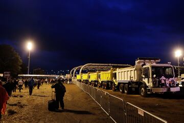 Un grupo de camiones de arena asegura la zona de seguridad por la que todos los participantes han tenido que pasar.  