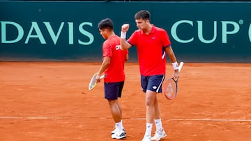 Tenis, Chile vs Luxemburgo.
Copa Davis 2025.
Los tenistas chilenos Tomas Barrios ( izquierda) y Matias Soto (derecha), celebran el punto, durante el partido de dobles de Copa Davis válido por el Grupo Mundial, disputado en la Cancha Central Anita Lizana, Paque Estadio Nacional de Santiago, Chile.
14/09/2025
Pepe Alvujar/Photosport
Tenis, Chile vs Luxemburgo.
Copa Davis 2025.
Chileans tennis players Tomas Barrios (left) and Matias Soto (right) celebrate the point during the Davis Cup doubles match valid for the World Group, played at the Anita Lizana Center Court, National Stadium Park in Santiago, Chile.
14/09/2025
Pepe Alvujar/Photosport
