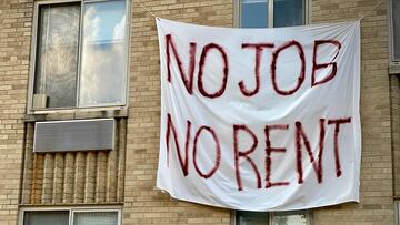 (ARCHIVOS) En esta foto de archivo tomada el 9 de agosto de 2020, se muestra una pancarta contra la lectura de desalojo de inquilinos en un edificio de alquiler controlado en Washington, DC.