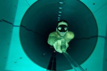 La piscina italiana Y-40 es R¨¦cord Guinness por sus 42 metros de profundidad. La piscina est¨¢ construida sobre las fuentes termales en Montegrotto Terme. Es ideal para practicar el buceo libre. En la imagen Umberto Pelizzari.