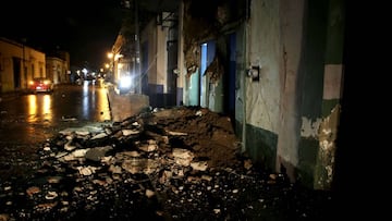 Vista general de da&ntilde;os hoy en la ciudad de Oaxaca (M&eacute;xico) tras un fuerte sismo de magnitud ocho en la escala abierta de Richter sacudi&oacute; hoy violentamente a M&eacute;xico, con origen a 137 kil&oacute;metros al suroeste de Tonal&aacute;, en el suroriental estado de Chiapas, inform&oacute; el Servicio Sismol&oacute;gico Nacional (SSN).Hasta ahora no hay reportes de da&ntilde;os o v&iacute;ctimas, pero la sacudida provoc&oacute; cortes de energ&iacute;a en la capital, donde se escuch&oacute; la alerta s&iacute;smica, y de inmediato comenzaron a escucharse ambulancias.