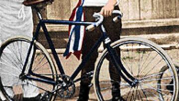 <b>GARIN CON SU PITILLO, EL HEXÁGONO Y LOS 50 AÑOS.</B>
Maurice Garin, pitillo en boca (foto de la izquierda), fue el ganador del Tour de Francia en 1903, que recorrió el hexágono francés (imagen de abajo a la derecha) en seis etapas. Cuando la ronda cumplió 50 años se colocó una placa (abajo) conmemorativa en el café Reveil Matin, donde hoy se volverá a rendir tributo a los pioneros.