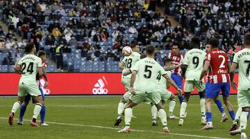 1-0. Unai Simón anota en propia puerta el primer gol del Atlético tras un remate de cabeza deJoão Félix.