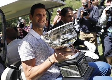 El tenista serbio Novak Djokovic ha posado ante los medios de comunicación con el trofeo conseguido en Australia tras vencer en la final a Dominic Thiem. Con título suma 17 Grand Slam por detrás de los 19 de Nadal y de los 20 de Federer. 
