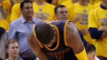 Kyrie Irving en el momento de su lesión en la rodilla izquierda en el primer partido de las Finales ante los Golden State Warriors.