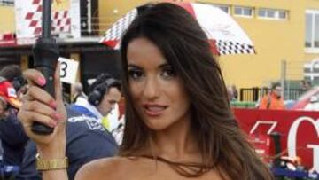 <b>Sol en Cheste</b> Portar un paraguas es un arte. El éxito radica en no descomponer la figura, en no engancharse las varillas en la permanente y en no dejar tuertos por las aceras. Firmeza en el brazo y tórax henchido. La joven de la imagen cumple todos los requisitos y algunos más. Se la vio en Cheste y salió el sol.