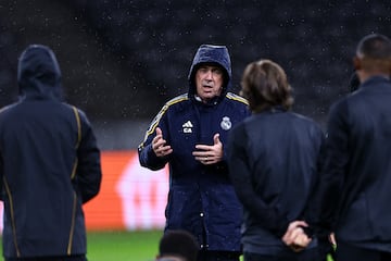 Berlin (Germany), 11/12/2023.- Real Madrid coach Carlo Ancelotti talks to his players during a training session in Berlin, Germany, 11 December 2023. Real Madrid will face Union Berlin in their UEFA Champions League group C soccer match on 12 December. (Liga de Campeones, Alemania) EFE/EPA/Filip Singer
