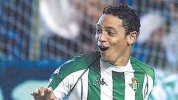 <b>AMENAZA. </b>Si Oliveira viera hoy una tarjeta amarilla, se perdería el derby sevillano. Peligro.