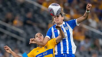 MONTERREY (MÉXICO) 15//03/2024.- Kristina Burkenroad (d) de Rayadas disputa el balón con Cristina Ferral (i) de Tigres femenil durante un partido correspondiente a la jornada 11 del Torneo Clausura 2024 de la Liga Femenil Mx celebrado este viernes en el estadio BBVA de la ciudad de Monterrey (México). EFE/Miguel Sierra
