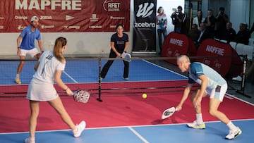 Álex Corretja, formando pareja con la campeona de Europa Sabrina Méndez, contra Vivi Ruano y Pato Clavet.