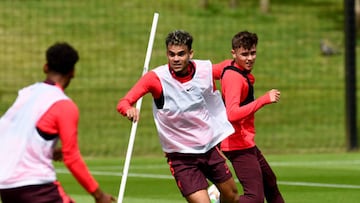 KIRKBY, ENGLAND - JULY 05: (THE SUN OUT, THE SUN ON SUNDAY OUT) Luis Diaz and Bobby Clark of Liverpool during a pre-season training session at AXA Training Centre on July 05, 2022 in Kirkby, England. (Photo by Andrew Powell/Liverpool FC via Getty Images)