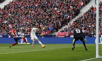 Atlético de Madrid 1-3 Real Madrid | Un buen pase de Modric en diagonal buscando al galés a la espalda de la defensa, hizo que este dispare dentro del área y batiendo a Oblak con un tiro raso y cruzado.