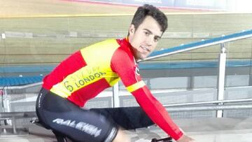 Albert Torres, con la bici del dan&eacute;s Marc Hester, en los Seis D&iacute;as de Londres.