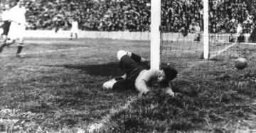 Portero de la década de los años 30 que consiguió ser todo un icono para la afición del Athletic con sus increíbles intervenciones. Ganó el Zamora en tres ocasiones: 1930, 1934 y en 1936.