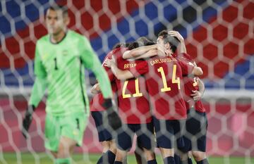 Los jugadores celebran el 1-1 de Oyarzabal a Brasil. 