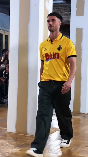 The shirt is inspired by the origins of RCD Espanyol, founded on October 28, 1900, under the name “Sociedad Española de Foot-ball,” a period in which the club first wore yellow and black. Those early years marked the beginning of a century-long history that still endures today.

The design brings back the essence of that original kit, incorporating a four-leaf clover pattern and a reproduction of the original article on the chest, along with the retro Dani patch from the 1994–95 season, blending tradition and competitive legacy into a single garment.