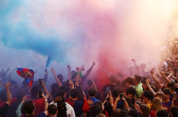 Miles de aficionados cul¨¦s celebran en las calles de Barcelona el triplete del FC. Barcelona.