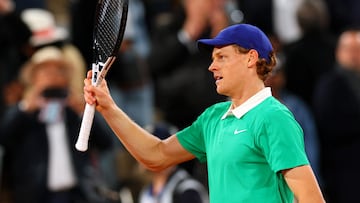 Jannik Sinner celebra su victoria contra Arthur Rinderknech en Roland Garros.