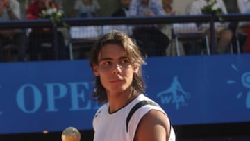 El tenista español Rafa Nadal posa con el trofeo de campeón del Torneo de Sopot 2004.