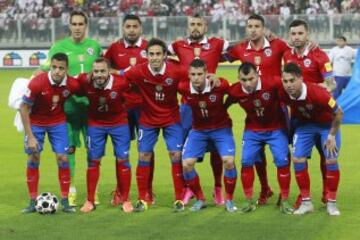 BONUS: En general la camiseta de la selección chilena no ha variado. Desde 1946 es La Roja y así se le conoce en el mundo, aunque el blanco ha dominado en mayor o menor medida dependiendo del auspiciador.