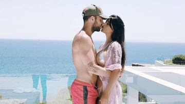 Cesc Fabregas y Daniella Semaan d&aacute;ndose un beso con el mar de fondo