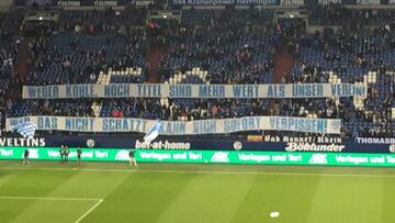 La pancarta de los aficionados del Schalke 04 contra Leon Goretzka: "Ni el dinero ni los títulos valen más que nuestro club. Quien no lo entienda puede irse al cuerno ya mismo".