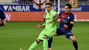 Etxeita (derecha) presiona a Roger, delantero del Levante.