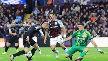 Birmingham (United Kingdom), 02/10/2024.- Michael Olise of Bayern (L) in action against Emiliano Martinez of Aston Villa (R) during the UEFA Champions League soccer match between Aston Villa and Bayern Munich in Birmingham, Britain, 02 October 2024. (Liga de Campeones, Reino Unido) EFE/EPA/NEIL HALL