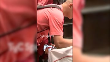 El joven talento argentino autogría camisetas, pero lo que más llamó la atención fue su teléfono, mostrando a la estrella colombiana como su inspiración.