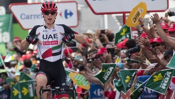 Matej Mohoric, del equipo UAE, celebra su victoria en Cuenca.