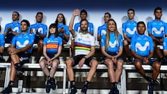 Movistar team&#039;s Spanish cyclist Alejandro Valverde (C) waves as he poses with teammates during Movistar Team 2019 presentation on December 18, 2018 in Madrid. (Photo by OSCAR DEL POZO / AFP)