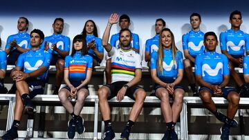 Movistar team's Spanish cyclist Alejandro Valverde (C) waves as he poses with teammates during Movistar Team 2019 presentation on December 18, 2018 in Madrid. (Photo by OSCAR DEL POZO / AFP)