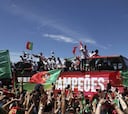 Miles de portugueses reciben a los campeones en Lisboa