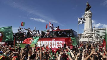 Miles de portugueses reciben a los campeones en Lisboa