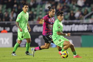 Rodolfo Pizarro (L) of Mazatlan fights for the ball with Denzell Garcia (R) of Juarez during the 1st round match between Mazatlan FC and FC Juarez as part of the Liga BBVA MX, Torneo Apertura 2024 at El Encanto Stadium on January 10, 2024 in Mazatlan, Sinaloa, Mexico.