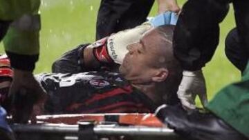 Dida fue sancionado por UEFA en 2007 con dos partidos por simular una agresión.