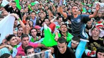 <b>INDIGNADOS. </b>Manifestación en Argel en protesta por el trato recibido por su selección en Egipto.