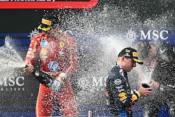 La alegría de Verstappen en el podio de Ímola