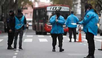 AME1913. BUENOS AIRES (ARGENTINA), 23/05/2020.- Polic&iacute;as realizan un control de tr&aacute;nsito para verificar permisos de circulaci&oacute;n dentro de la cuarentena que rige en el pa&iacute;s este s&aacute;bado, en Buenos Aires (Argentina). Argentina registr&oacute; este viernes 718 nuevos casos de coronavirus y el pa&iacute;s super&oacute; los 10.000 contagios. EFE/ Juan Ignacio Roncoroni