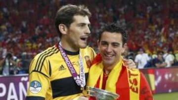 <b>PILARES DE ESPAÑA. </b>Iker y Xavi, en Kiev posando con la Eurocopa.
